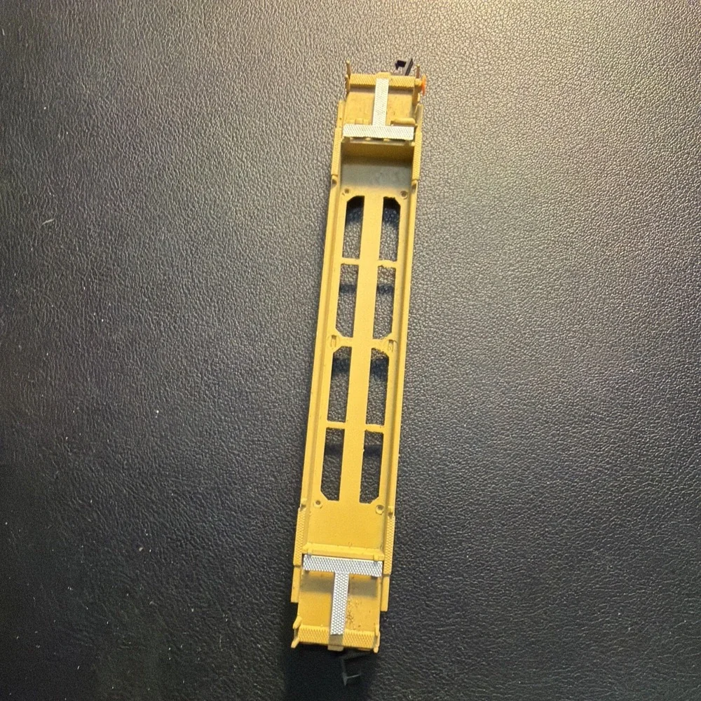 N  Scale DTTX WELL CAR WITH HAPAG-Lloyd Container